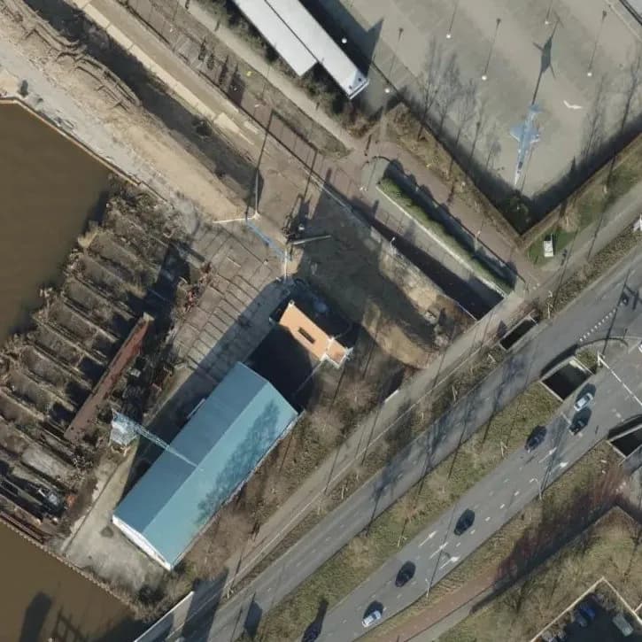 Verlaten Bedrijfsterrein en Woning